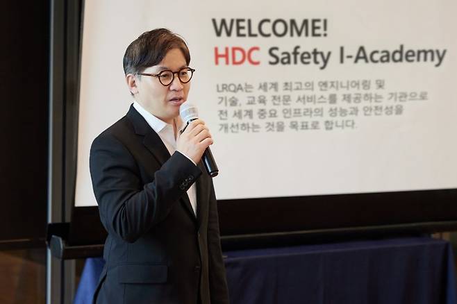 지난 10월 서울 중구 LW컨벤션센터에서 최익훈 대표이사가 안전보건 리더십 교육을 진행하고 있다. HDC현대산업개발 제공