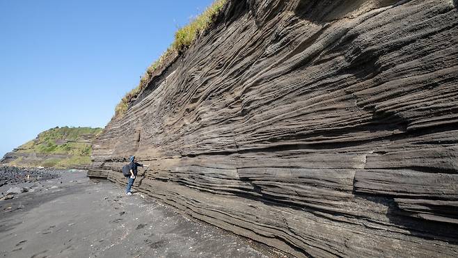 ’화산학 교과서’라 불리는 수월봉 아래 바람에 깎여나간 화산 절벽이 절경을 이루고 있다.