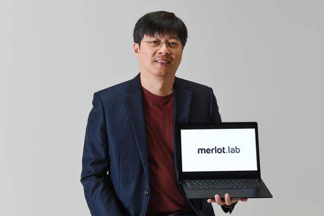 신소봉 메를로랩 대표가 전등을 통신연결장치로 활용하는 기발한 기술을 개발해 기존 IoT 기술의 한계를 극복했다. 김영원 인턴기자