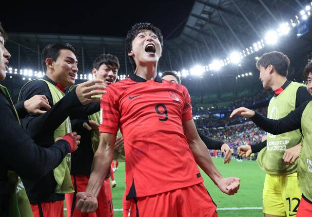 한국 축구대표팀 공격수 조규성이 28일 카타르 알라얀 에듀케이션 시티 스타디움에서 열린 2022 카타르 월드컵 H조 2차전 가나와의 경기에서 동점골을 넣고 포효하고 있다. 알라얀=뉴시스