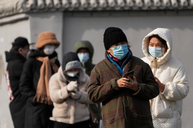 29일 중국 베이징에서 주민들이 영하의 날씨 속에 코로나19 검사를 받기 위해 순서를 기다리고 있다. AP 뉴시스