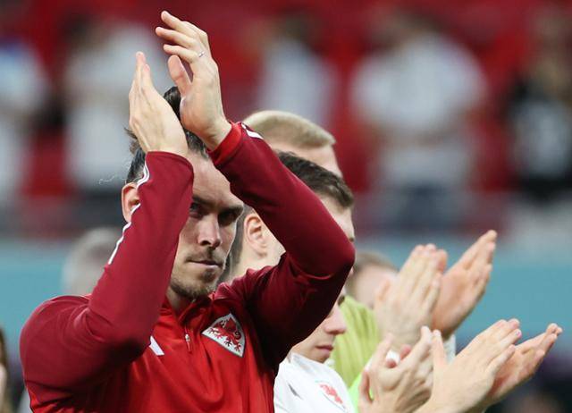 웨일스의 개러스 베일이 29일(현지시간) 카타르 알라얀 아흐마드 빈 알리 스타디움에서 열린 2022 카타르 월드컵 조별리그 B조 최종전에서 잉글랜드에 0-3으로 패한 뒤 팬들에게 마지막 인사를 하고 있다. 알라얀=연합뉴스