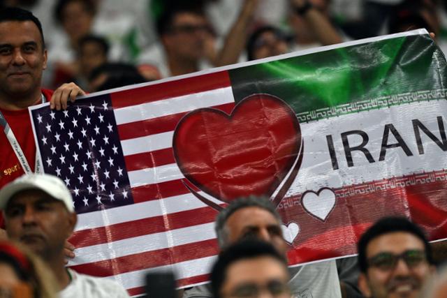 한 축구 팬이 미국과 이란 국기 사이에 하트를 그려 넣었다. EPA 연합뉴스