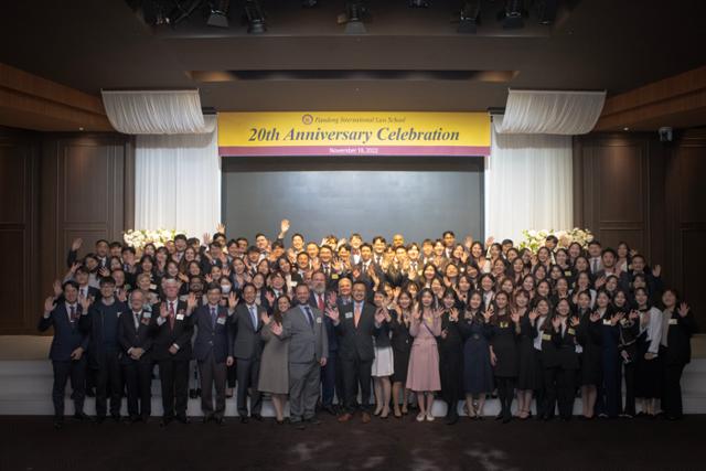 경북 포항 한동대학교가 로스쿨 개원 20주년을 맞아 지난달 18일 서울 그랜드힐컨벤션에서 재학생, 동문 등 300여명이 참석한 가운데 기념 행사를 열고 있다. 한동대학교 제공