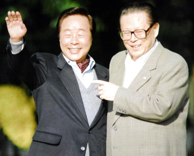 1995년 11월 장쩌민(오른쪽) 중국 전 국가주석이 일본 오사카에서 열린 아태경제협력체 정상회의에서 김영삼 전 대통령과 만나 웃으며 손을 흔들고 있다. 한국일보 자료사진
