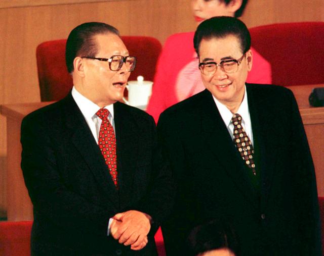 1998년 3월 중국 베이징 인민정치협상회의 폐막식에서 장쩌민(왼쪽) 중국 전 국가주석이 1989년 톈안먼 사태 때 강경 진압을 진두지휘해 '6·4 학살자' 등의 오명을 들은 리펑 중국 전 총리와 대화하고 있다. 베이징=AP 연합뉴스 자료사진