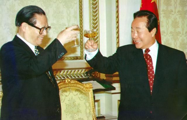 1995년 11월 김영삼(오른쪽) 전 대통령과 장쩌민 중국 전 국가주석이 청와대 영빈관에서 열린 만찬에서 건배를 하고 있다. 한국일보 자료사진
