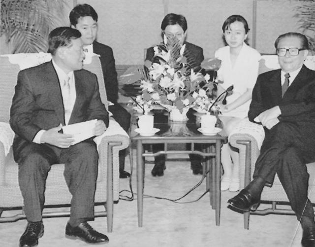 장쩌민(오른쪽) 중국 전 국가주석이 1996년 중국 인민대회당에서 정몽구 현대자동차그룹 회장과 대화를 나누고 있다. 한국일보 자료사진