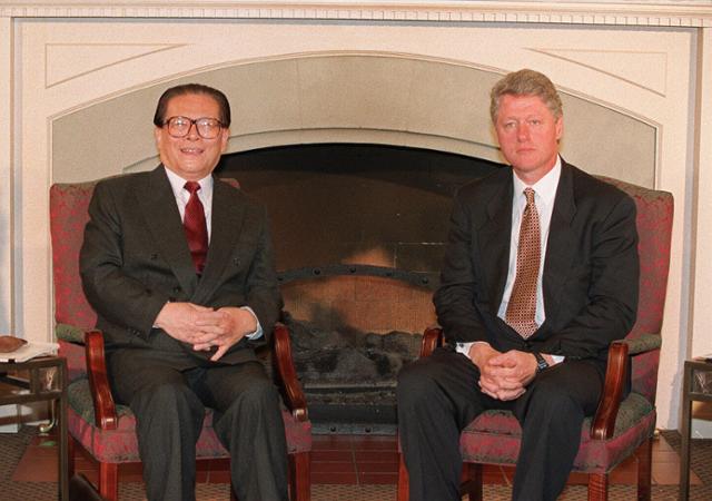 장쩌민(왼쪽) 중국 전 국가주석이 1993년 11월 미국 시애틀에서 열린 아시아태평양경제협력체 정상회의에서 빌 클린턴 당시 미국 대통령과 사진을 찍고 있다. 시애틀=AFP 연합뉴스