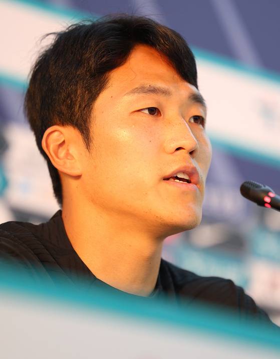 답변하는 나상호 (도하=연합뉴스) 김도훈 기자 = 30일(현지시간) 카타르 도하 알에글라 훈련장에서 2022 카타르 월드컵 조별리그 3차전 포르투갈과의 경기를 앞둔 한국 대표팀 나상호가 훈련 전 언론 인터뷰를 하고 있다. 2022.11.30 superdoo82@yna.co.kr (끝) 〈저작권자(c) 연합뉴스, 무단 전재-재배포 금지〉