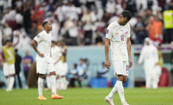카타르가 선수들이 30일(한국시간) 카타르 알코르 알바이트 스타디움에서 열린 네덜란드와 2022 국제축구연맹(FIFA) 카타르 월드컵 조별리그 A조 최종전에서 0-2로 패한 뒤 고개를 숙이고 있다. [사진=뉴시스]