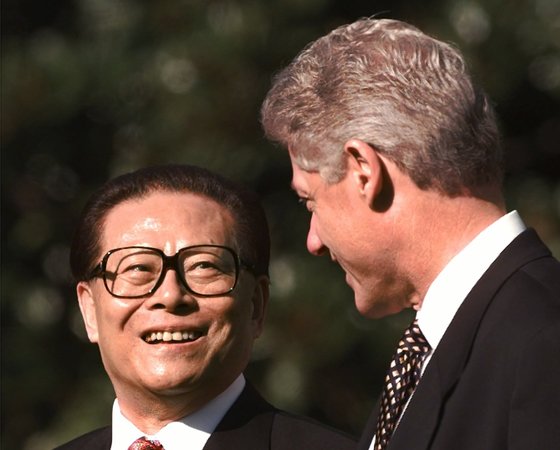 1997년 10월 당시 장쩌민 중국 국가주석이 빌 클린턴 미국 대통령과 백악관 잔디밭에서 대화하고 있다. AP=연합뉴스