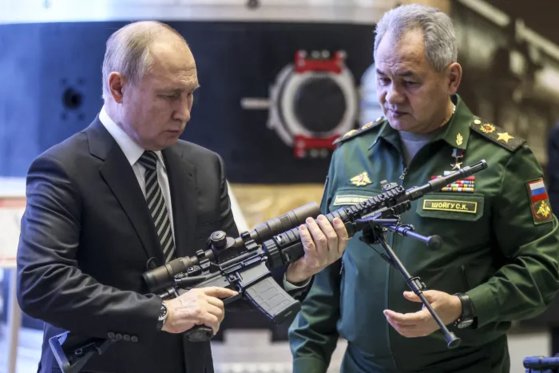 블라디미르 푸틴 러시아 대통령(왼쪽)과 세르게이 쇼이구 국방장관. AP=뉴시스