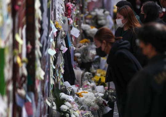 On November 27, nearly a month since the Itaewon crowd crush, citizens remember the victims in a memorial space set up at the site of the crowd crush in Itaewon, Yongsan-gu, Seoul. Seong Dong-hun