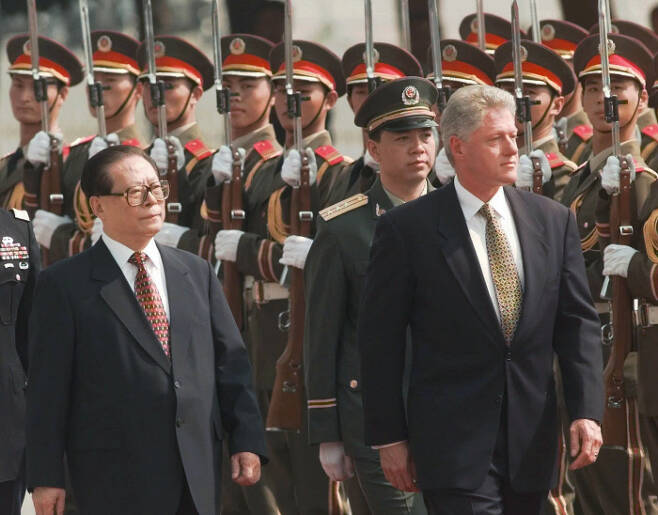클린턴 만난 장쩌민 1998년 6월 당시 장쩌민 중국 국가주석(왼쪽)이 베이징에서 빌 클린턴 미국 대통령과 군 의장대를 사열하며 걸어가고 있다. 베이징 | AP연합뉴스