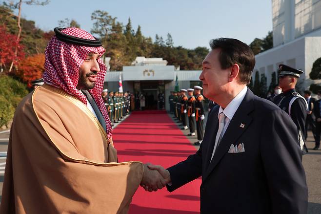 President Yoon Suk-yeol (right) shakes hands with Saudi Arabia's Crown Prince and Prime Minister Mohammed bin Salman at the presidential residence in Hannam-dong, Yongsan, Seoul on Nov. 17. (Yonhap)
