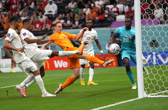 Frenkie de Jong of the Netherlands, center, shoots to score during the Group A match between the Netherlands and Qatar at the 2022 FIFA World Cup at Al Bayt Stadium in Al Khor, Qatar on Tuesday. [XINHUA/YONHAP]