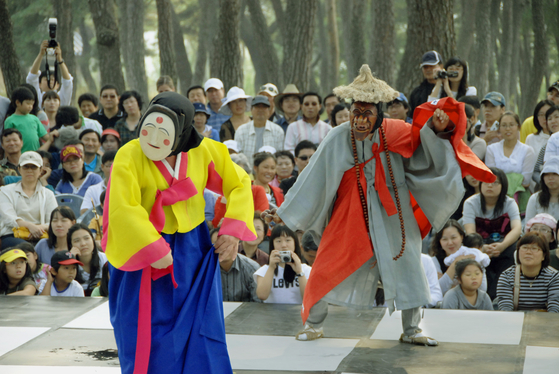 The Hahoe Byeolsin Mask Dance Performance is one type of talchum that originates from a village in Andong, North Gyeongsang. [CULTURAL HERITAGE ADMINISTRATION]