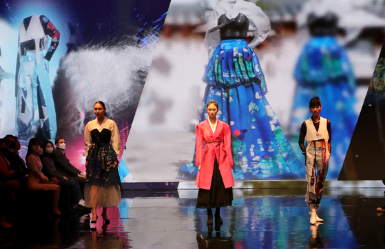 Models showcase clothes created in a digital fashion project backed by the Ministry of Trade, Industry and Energy during the 2022 Meta Fashion Show held in Gangnam District, southern Seoul, Wednesday. [NEWS1]