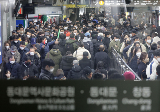 Commuters heading home after work crowd a platform in Chungmuro Station on Seoul Subway Line 4 on Wednesday evening, after Seoul Metro workers went on strike for the first time in six years. [YONHAP]