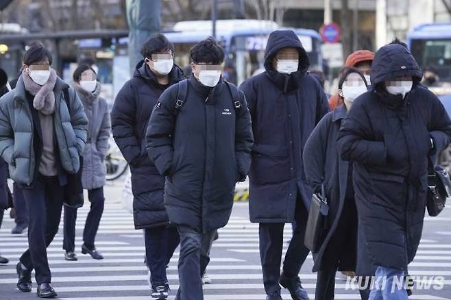 전국에 한파경보가 발효된 30일 오전 서울 종로구 광화문네거리에서 두꺼운 겨울옷을 챙겨 입은 시민들이 발걸음을 재촉하고 있다.