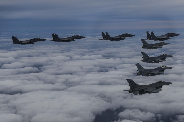 한국 공군의 F-15K와 미 공군 F-16이 지난 10월 4일 북한의 중거리탄도미사일 도발에 대응해 한·미 연합 공격편대군 비행 훈련을 실시하는 모습. 합동참모본부 제공
