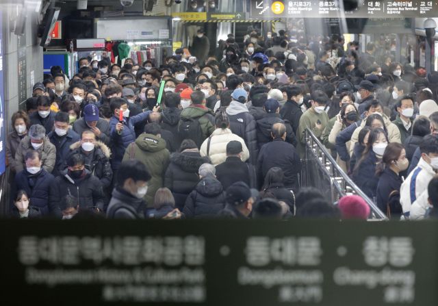 서울교통공사 노동조합이 파업에 돌입한 30일 서울 지하철 4호선 충무로역 승강장에서 승객들이 이동하고 있다. 연합뉴스