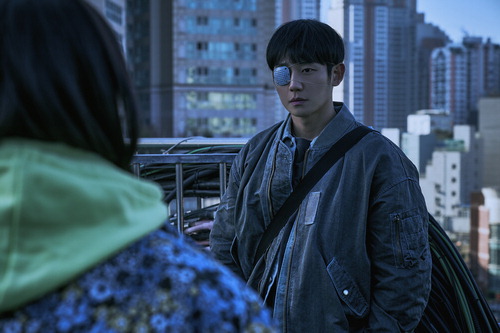 7일 공개되는 시리즈 '커넥트'의 한 장면. 배우 정해인이 주인공 하동수 역할을 맡았다.