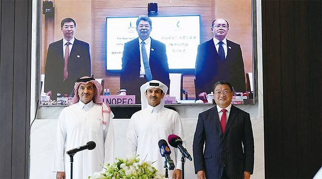 카타르 국영 카타르에너지와 중국 석유화학공사(시노펙)가 지난 11월 21일 화상으로 액화천연가스(LNG) 장기 공급계약 서명식을 맺고 있다. (로이터)