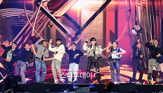 ‘마마’ 무대에서 스트릿 맨 파이터 공연이 펼쳐지고 있다.