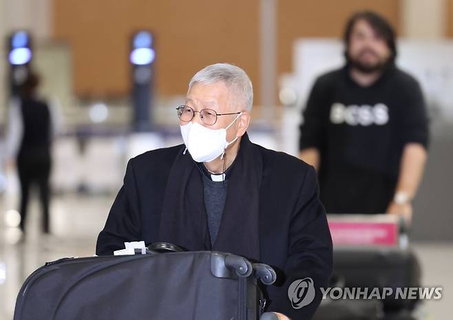 한국 온 유흥식 추기경 (영종도=연합뉴스) 신준희 기자 = 유흥식 추기경이 30일 오후 영종도 인천국제공항을 통해 입국하고 있다. 2022.11.30 hama@yna.co.kr