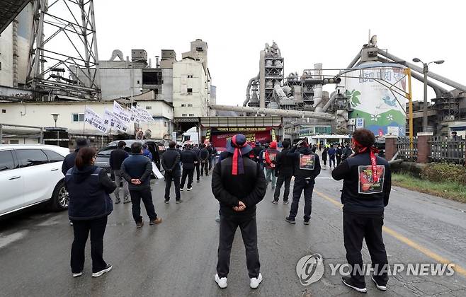화물연대 충북지부 "안전운임제 사수" (단양=연합뉴스) 천경환 기자 = 29일 한일시멘트 단양공장에서 화물연대 충북지부 조합원들이 총파업 결의대회를 열고 안전 운임제 일몰조항 폐지 등을 요구하고 있다. 2022.11.29 kw@yna.co.kr