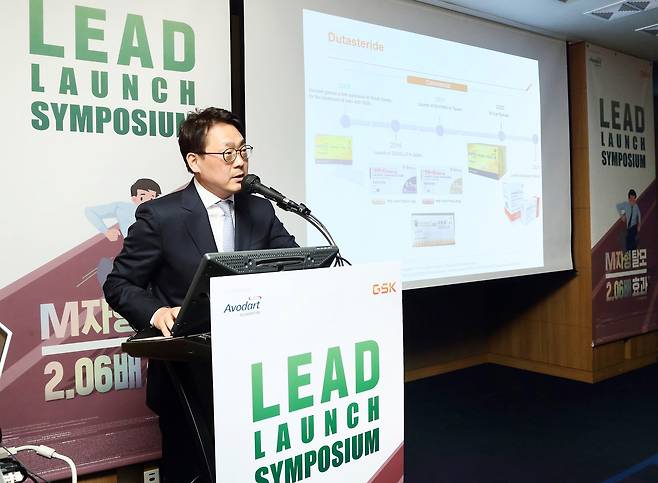 분당대학교병원 피부과 허창훈 교수가 두타스테리드와 피나스테리드의 장기 효과 및 안전성을 평가한 다기관 임상 후향 차트분석 연구' 연구 결과를 발표하고 있다.