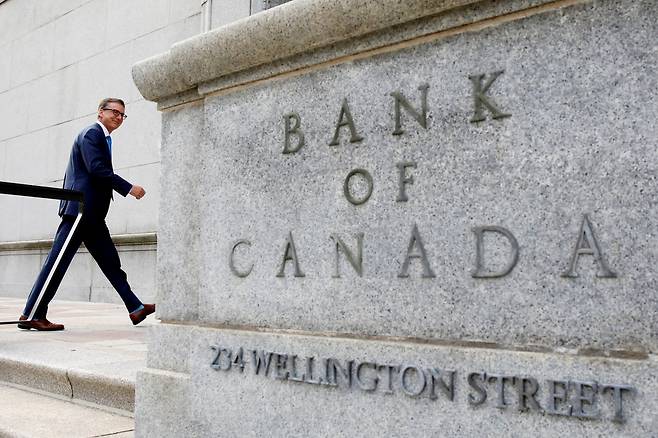 티프 맥클럼 캐나다 중앙은행(RBC) 총재가 오타와에 있는 RBC 건물로 걸어 들어가고 있다. /로이터연합
