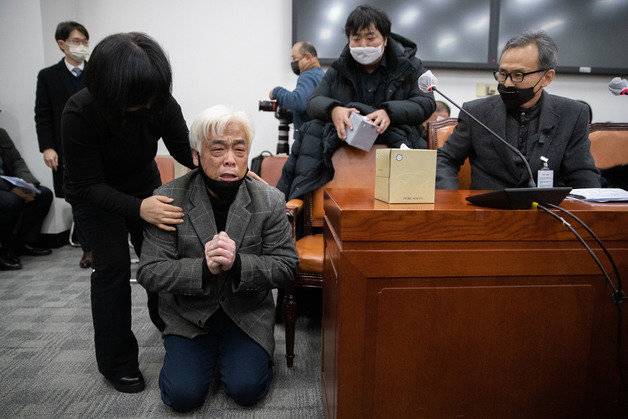 이태원 참사 희생자 유가족이 1일 오후 서울 여의도 국회에서 열린 용산 이태원 참사 진상규명과 재발방지를 위한 국정조사 특별위원회 유가족 간담회에서 무릎을 꿇고 절규하고 있다. 2022.12.1/뉴스1