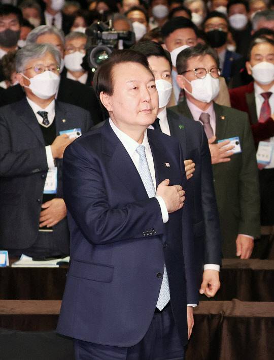 윤석열 대통령이 지난 11월29일 오후 서울 광진구 그랜드 워커힐 서울에서 열린 민주평화통일자문회의 해외 자문위원과의 통일대화에 참석, 국기에 대한 경례를 하고 있다.<연합뉴스>