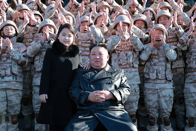 (평양 노동신문=뉴스1) 김정은 북한 노동당 총비서가 신형 대륙간탄도미사일(ICBM) '화성-17형' 시험발사 성공에 기여한 공로자들과 기념사진을 찍고 있는 모습. 사진=뉴스1