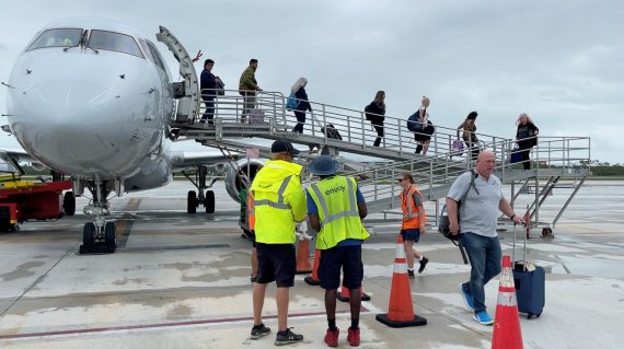 지난 9월29일(현지시간) 미국 플로리다 키웨스트 국제공항에서 승객들이 비행기에서 내리고 있다.로이터뉴스1