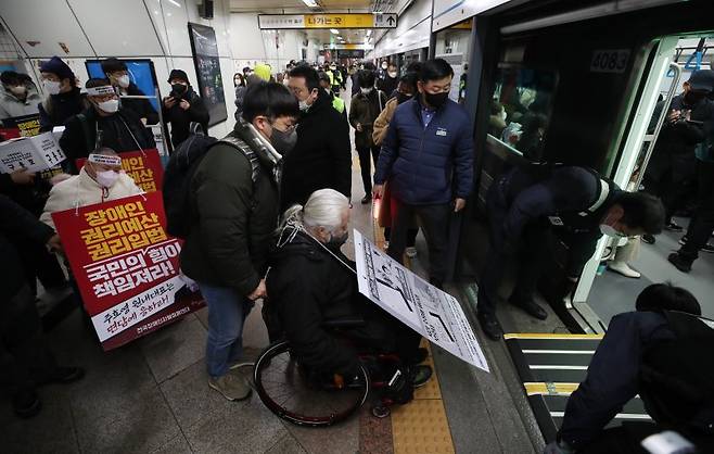 지난달 30일 오전 서울 용산구 삼각지역 4호선에서 전국장애인차별철폐연대 회원들이 장애인 권리 예산 확보를 위한 지하철 선전전에서 지하철을 타고 있다. 뉴시스 제공
