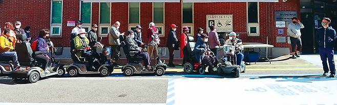 개포동 에스에이치(SH)대치1단지 아파트 주민들이 보행약자, 시각약자, 전동휠체어 이용자를 구분한 3개의 대기줄에 맞춰 줄을 서 있는 모습.