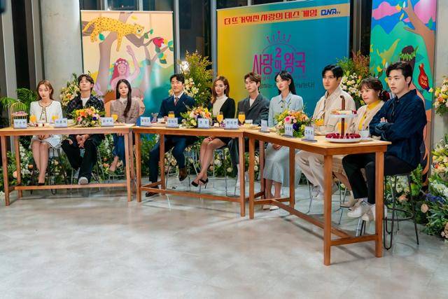 '얼어죽을 연애따위'에는 연애 예능 '사랑의 왕국'이 등장했다. '사랑의 왕국' 출연자들이 스페셜 라이브 방송을 통해 비하인드 스토리를 전하는 장면은 '나는 솔로'를 떠올리게 만들었다. ENA 제공