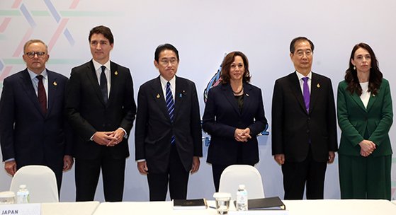 지난 18일 태국 방콕에서 열린 APEC 정상회의에 참석한 6개국 대표들이 북한의 ICBM 발사를 규탄하기 위해 한자리에 모였다. 왼쪽부터 앤서니 앨버니지 호주·쥐스탱 트뤼도 캐나다·기시다 후미오 일본 총리, 카멀라 해리스 미국 부통령, 한덕수 총리, 저신다 아던 뉴질랜드 총리. 뉴스1