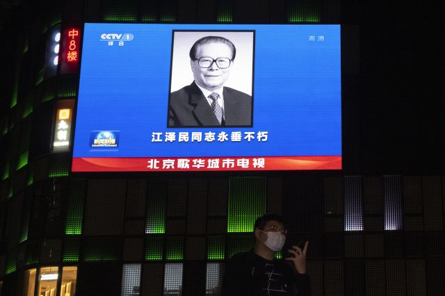 30일 중국 베이징 시내 한 쇼핑몰에 설치된 대형 전광판에 장쩌민 전 국가주석의 부고 뉴스가 나오고 있다. AP연합뉴스