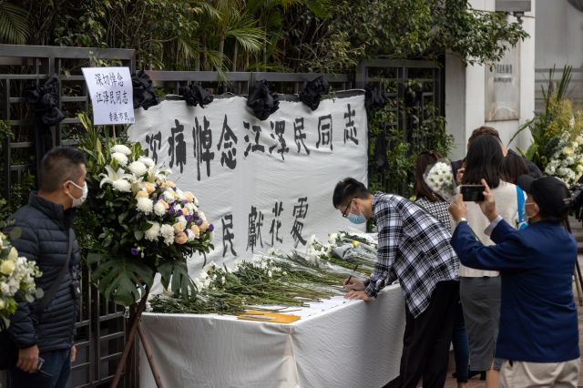 홍콩의 중국연락사무소에 설치된 분향소에서 1일 시민들이  고(故) 장쩌민 전 중국 국가주석을 추모하고 있다. EPA연합뉴스