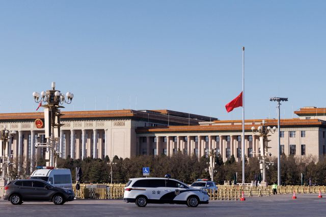 중국 베이징 천안문 광장에 1일 고(故) 장쩌민 전 중국 국가주석 서거에 조의를 표하는 의미로 조기가 걸려 있다. 로이터연합뉴스