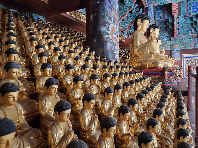 도갑사 천불 앞에서 두 손을 모으면, 1000 좌상이 단체로 내 소원을 들어줄 것 만 같다.