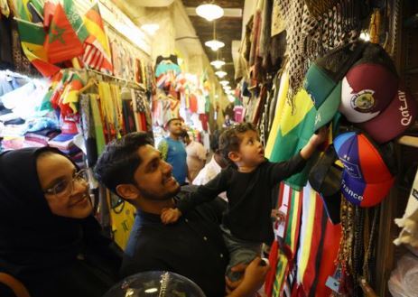 카타르 수도 도하에서 월드컵 기념품을 고르고 있는 가족. 도하=뉴시스