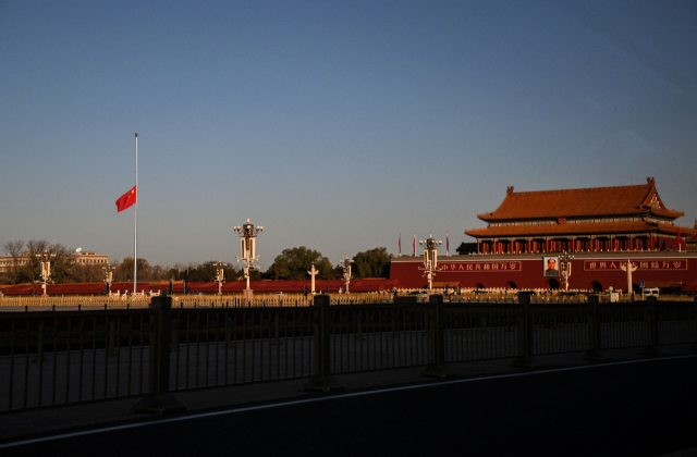 중국 국기 오성홍기가 1일 베이징 천안문 광장에서 장쩌민 전 중국 국가주석의 사망을 애도하기 위해 조기로 게양돼 있다. AFP연합.
