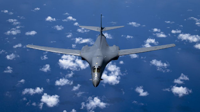 6월 12일 미국 공군 B-1B ‘랜서’ 폭격기가 태평양 상공을 비행하고 있다. 이는 미군의 대표적 전략자산으로 꼽힌다. 북한의 7차 핵실험 등 중대 도발에 대응하기 위해 10월 괌에 전진 배치됐다. [뉴스1]