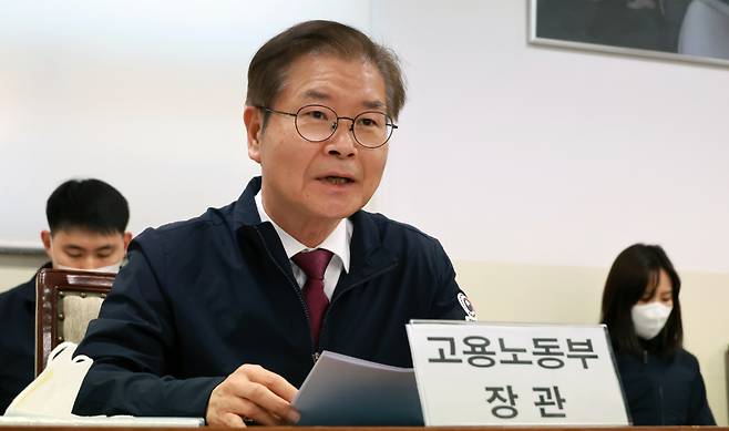 이정식 고용노동부 장관이 11월30일 안산시 단원구 대원산업 안산공장을 방문, 직원들과 간담회하고 있다. ⓒ고용노동부 제공